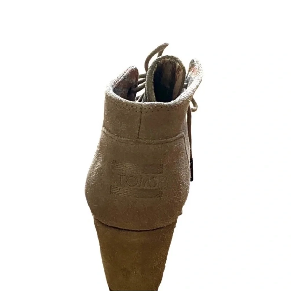 Tom’s taupe beige suede lace up wedge shoes booties sneakers 6